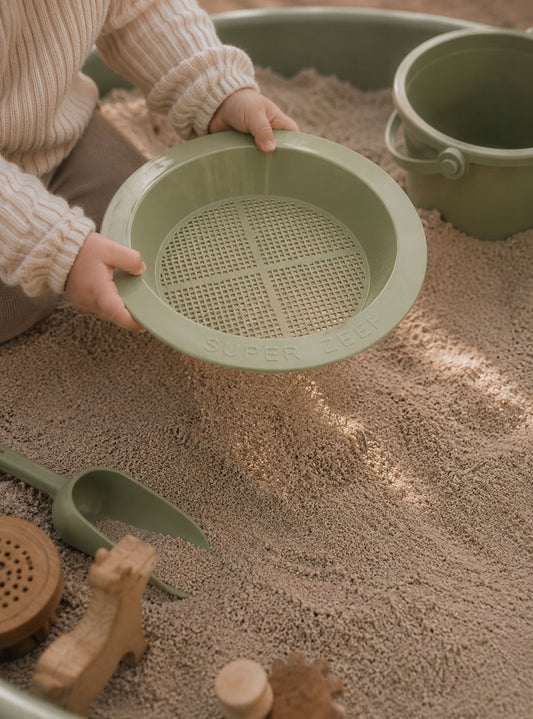 Zeef Eco, kind speelt in de zandbak - Waldorf Winkel