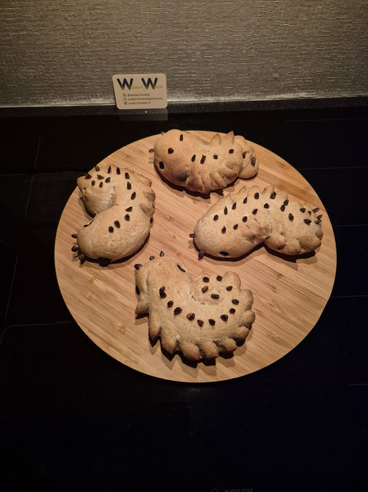 Zelfgebakken mini-drakenbroodjes op een houten plank
