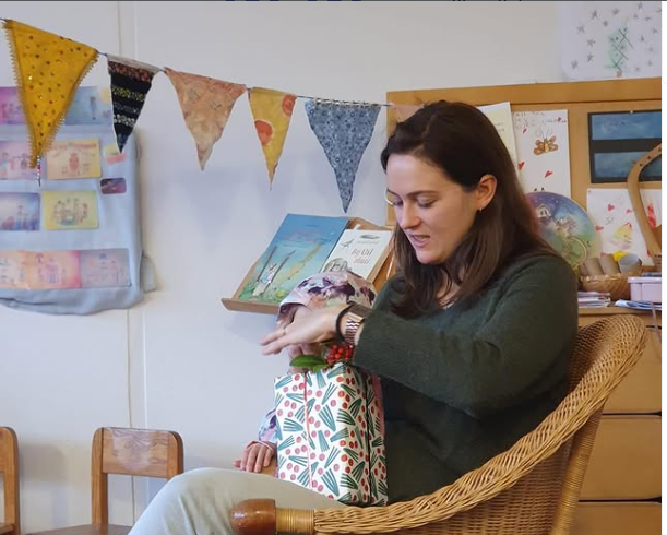 Vrouw aan het werk in een kleurrijk ingericht klaslokaal