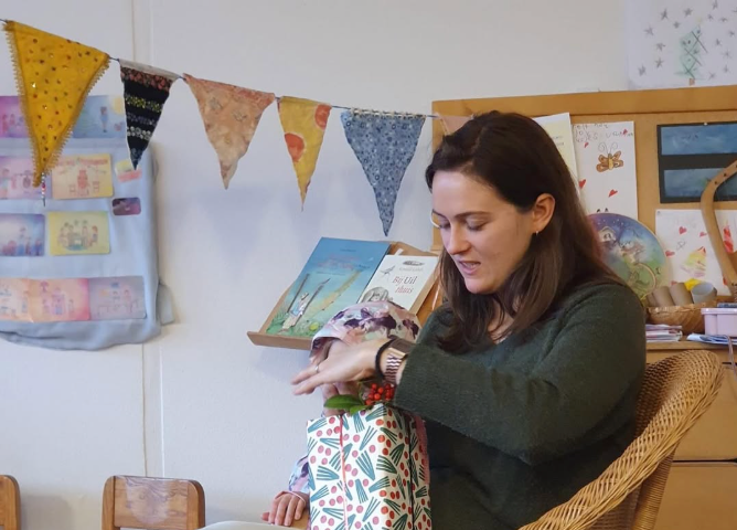 Sterre, eigenaar van Waldorf Winkel, in een klaslokaal met vlaggetjes