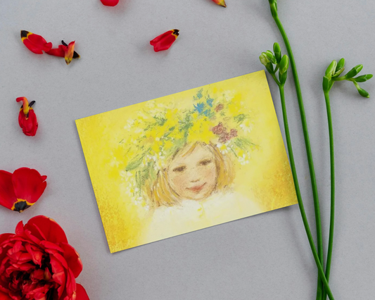 Ansichtkaart van een kind met een bloemenkrans op het hoofd - Waldorf Winkel