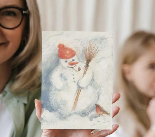 Ansichtkaart met een sneeuwpop in wit, rood en lichtblauw - Waldorf Winkel