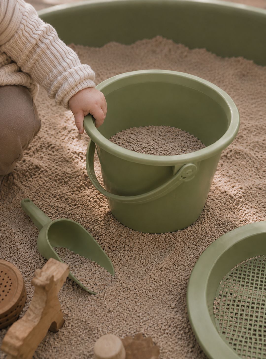 Zandemmer ECO, kind speelt in de zandbak - Waldorf Winkel