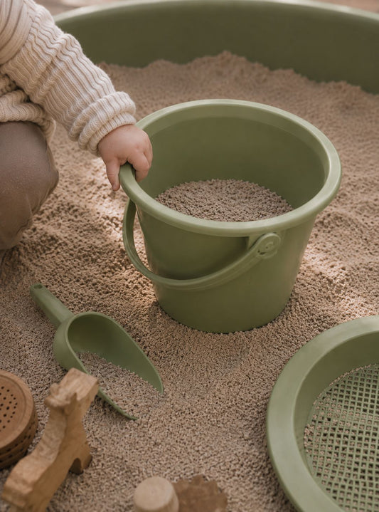 Zandemmer ECO, kind speelt in de zandbak - Waldorf Winkel